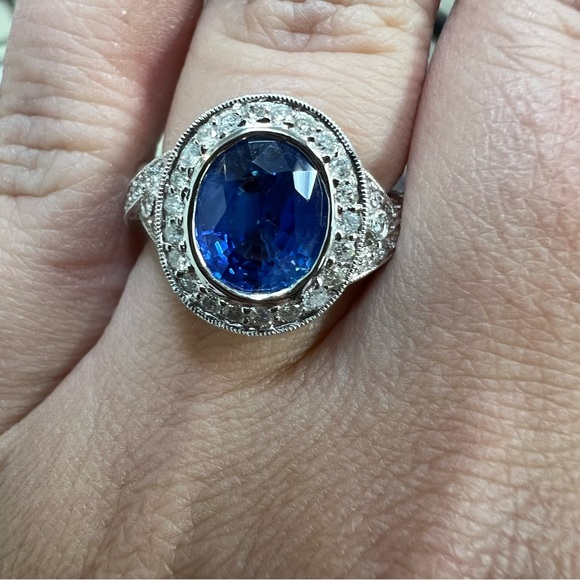 18k White Gold Diamond & Sapphire Ring - Picture 4 of 7